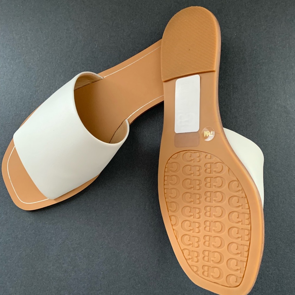 Leather flat sandals